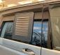 Preview: Lüftungsgitter Schiebefenster VW T7 Beifahrerseite rechts EXCLUSIV - Lüftungsgitter Beifahrerseite hinten - verbaut an silbernem Fahrzeug